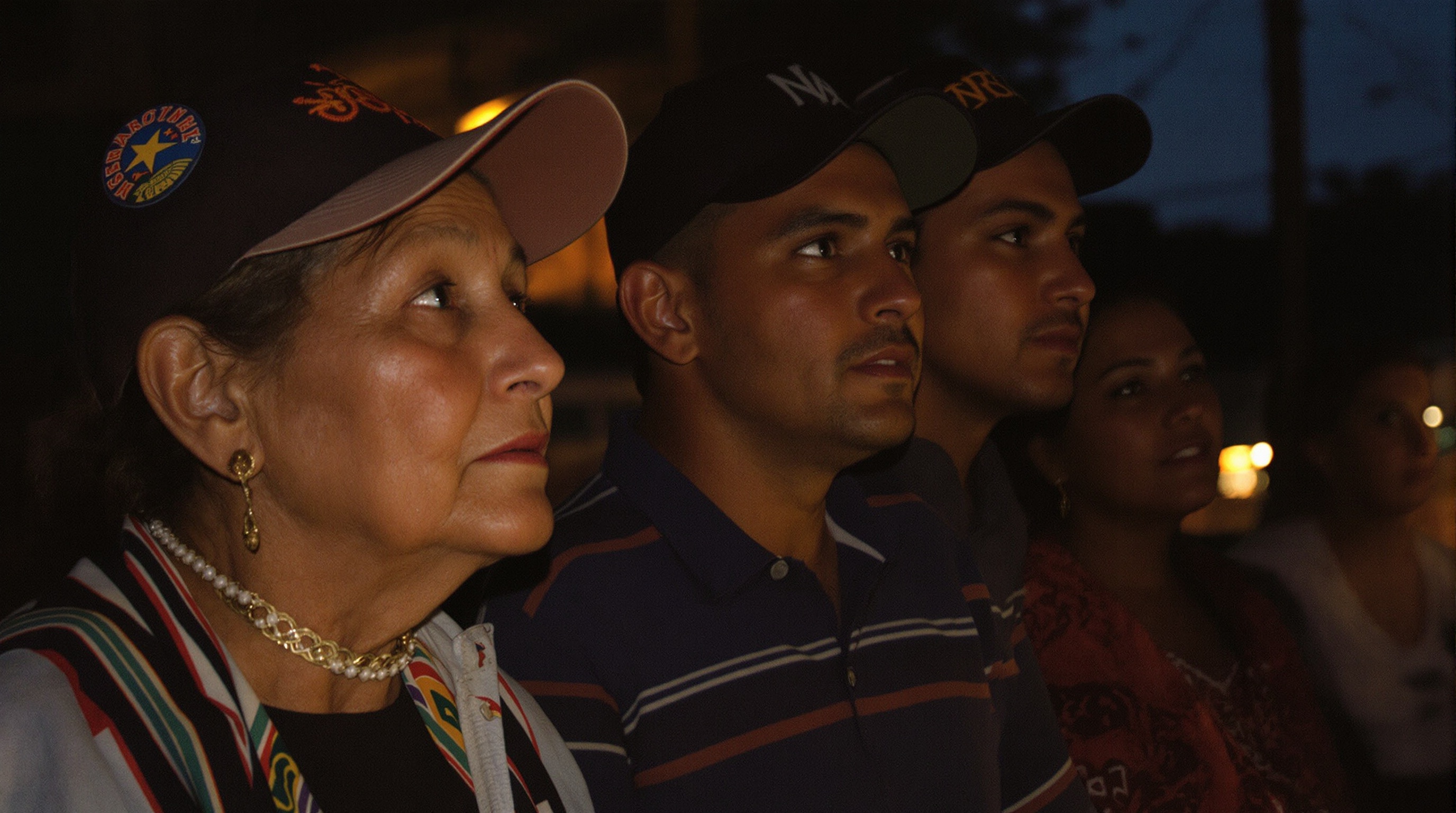 Personas reales escuchando con atención al anochecer, iluminadas por luz cálida